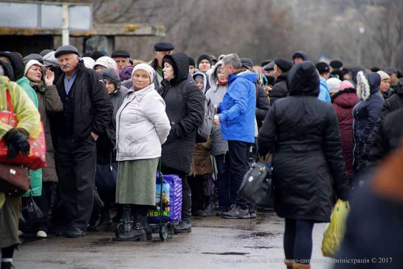 &quot;Каждый раз начинает сводить зубы&quot;: в сети показали, как жители Донбасса проходят пункт пропуска в Станице Луганской