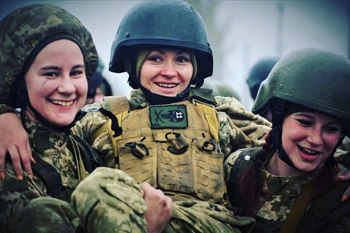 Краса врятує світ: 14 фото найвідважніших дівчат-захисниць України