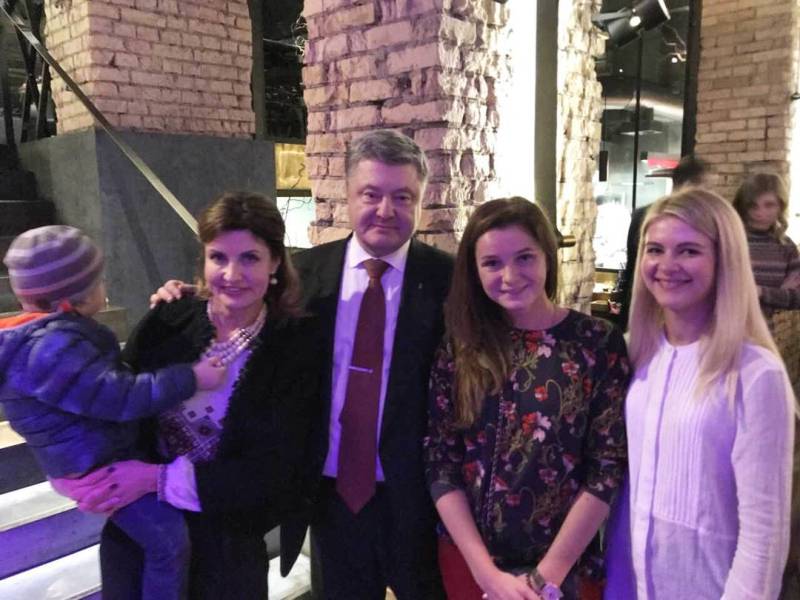 Пример властьимущим: Порошенко с семьей и без охраны посетили столичный ресторан