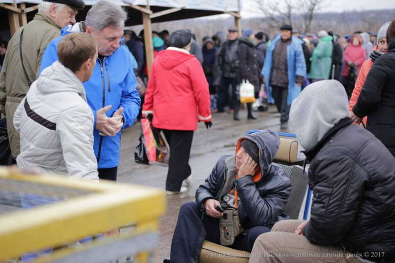 &quot;Каждый раз начинает сводить зубы&quot;: в сети показали, как жители Донбасса проходят пункт пропуска в Станице Луганской
