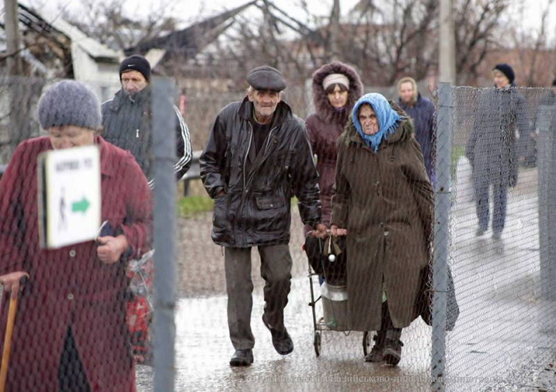 &quot;Каждый раз начинает сводить зубы&quot;: в сети показали, как жители Донбасса проходят пункт пропуска в Станице Луганской