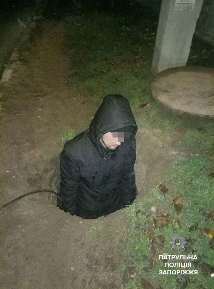 "Стало соромно перед самим собою": в Запоріжжі горе-злодій застряг в колодязі, коли хотів втекти