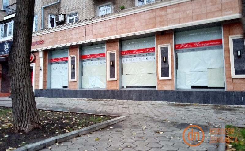 "Вивіски-привиди": в мережі показали фото окупованого Донецька