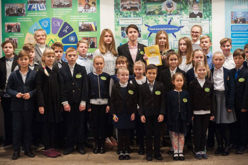 Українські школярі зібрали понад 5 тонн корму і круп для бездомних тварин