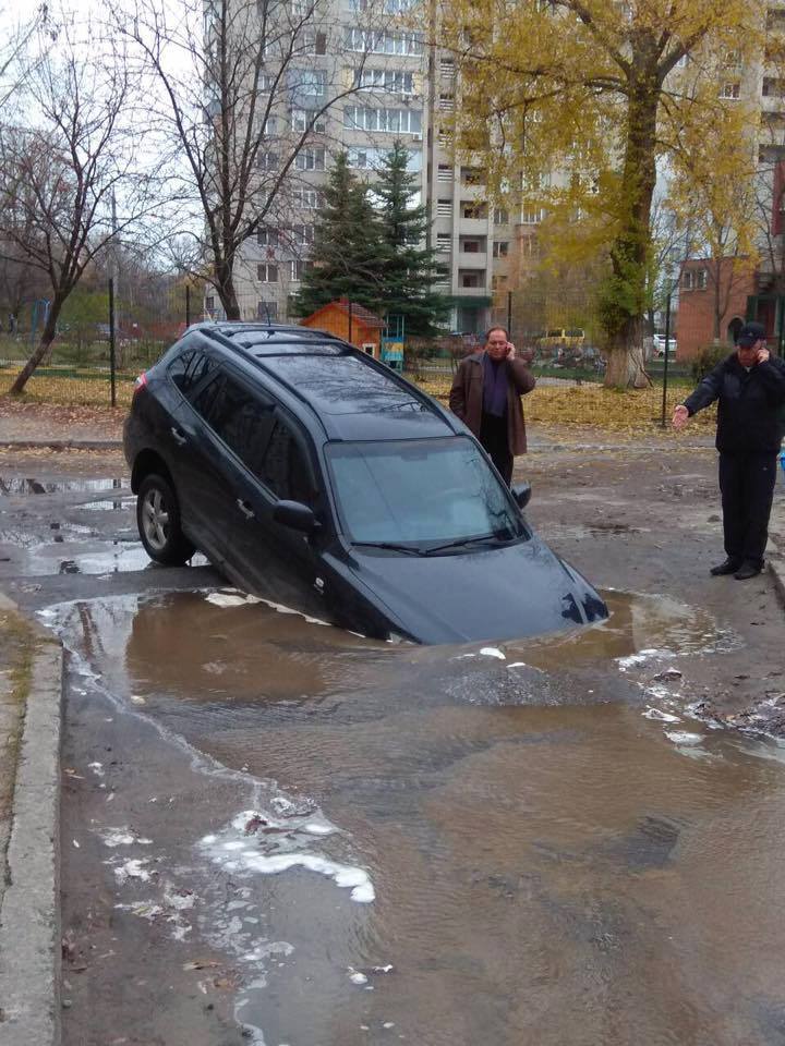 "Взяла і викопала лопаткою": мережу розвеселив джип, який невдало приземлився в ямі