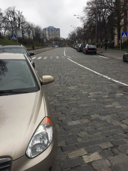 В Києві "автохами" припаркували свої машини на Алеї героїв Небесної сотні