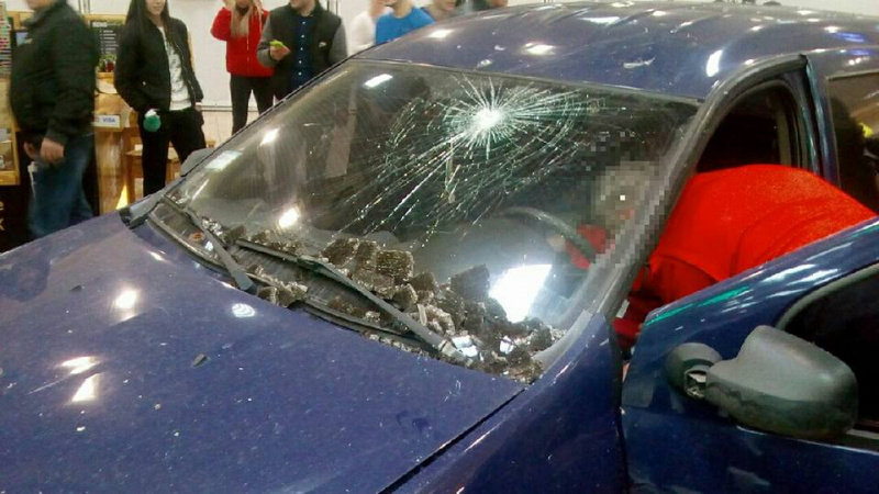 Разрушитель стен: харьковчанин на скорости заехал в гипермаркет и устроил там ралли