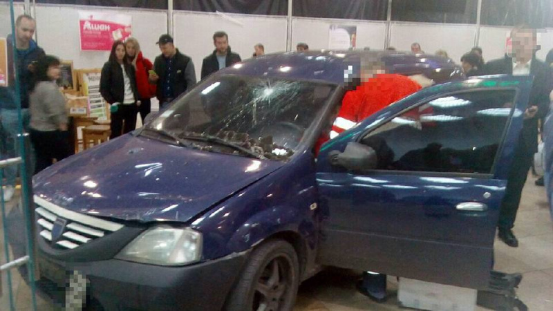 Разрушитель стен: харьковчанин на скорости заехал в гипермаркет и устроил там ралли