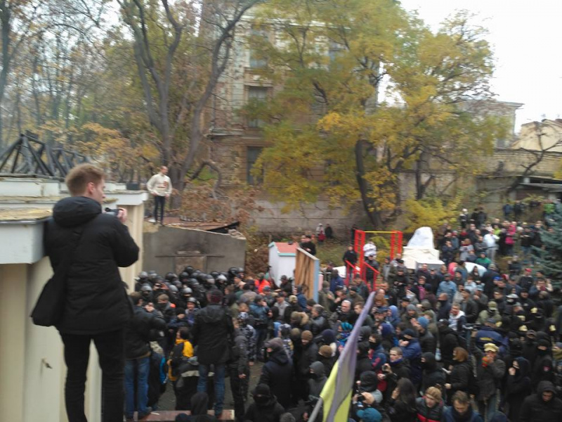 Появились первые кадры масштабных протестов в Летнем театре Одессы (видео)