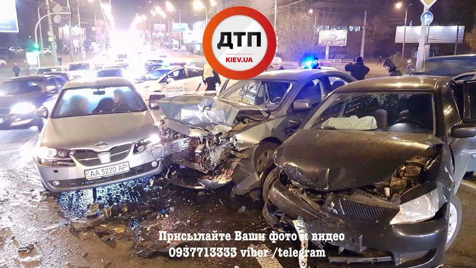 В Киеве столкнулись четыре авто: пострадала беременная женщина