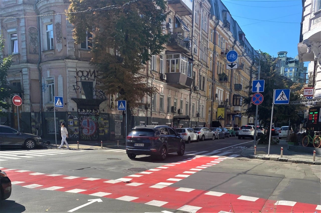 На дорогах Києва з'явилися нові зони: як правильно водіям їх проїжджати