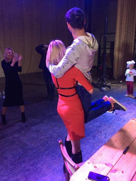 "Носильщица": Козловский взбудоражил сеть неожиданными фото с девушкой