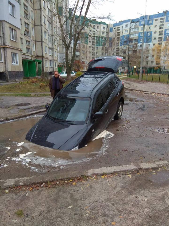 "Взяла і викопала лопаткою": мережу розвеселив джип, який невдало приземлився в ямі