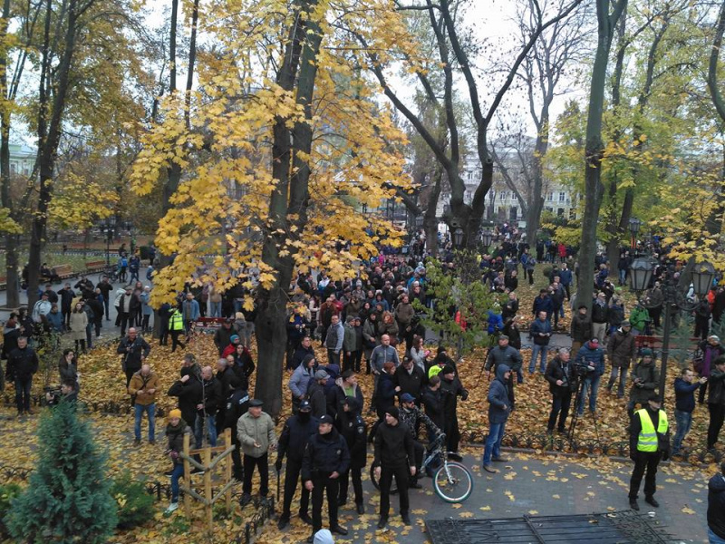 Появились первые кадры масштабных протестов в Летнем театре Одессы (видео)
