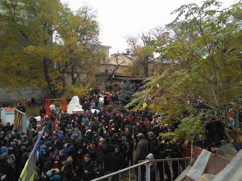 Появились первые кадры масштабных протестов в Летнем театре Одессы (видео)