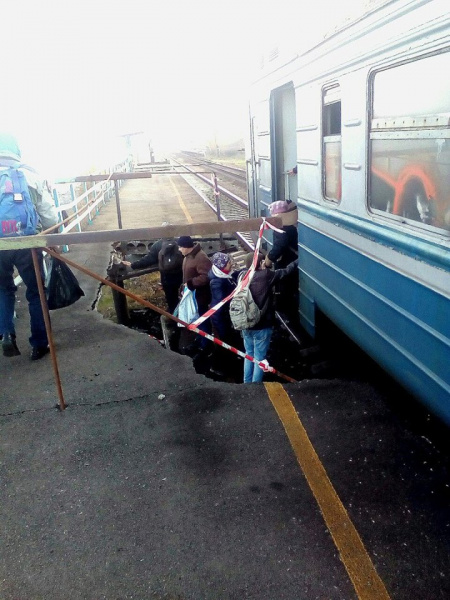 Не Photoshop: під Дніпром люди чекають поїзда в ямі, що утворилася після обвалу платформи (фото)