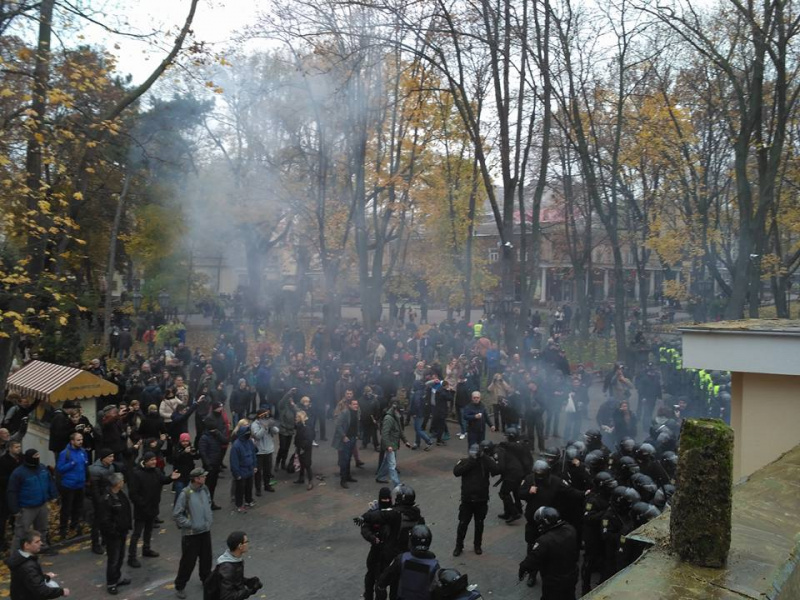 Появились первые кадры масштабных протестов в Летнем театре Одессы (видео)