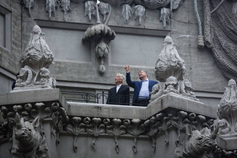 Порошенко показал режиссеру Линчу "Дом с химерами"