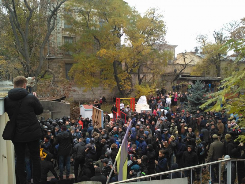 Появились первые кадры масштабных протестов в Летнем театре Одессы (видео)