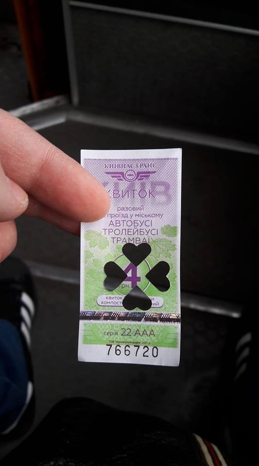 На удачу: у Києві нагородили кондуктора, який креативно компостував квитки
