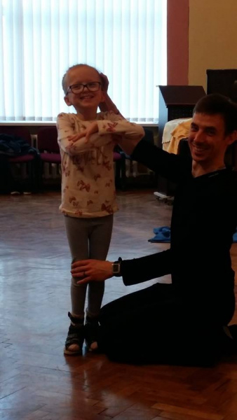 Хочу ходити: сестри-двійнята з ДЦП терміново потребують допомоги