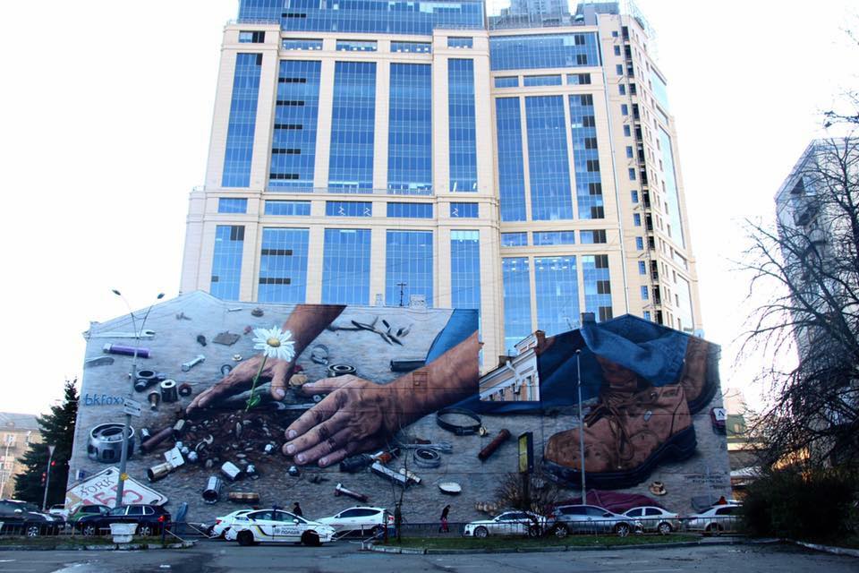 "Подняться из грязи": у киевской полиции появился личный мурал