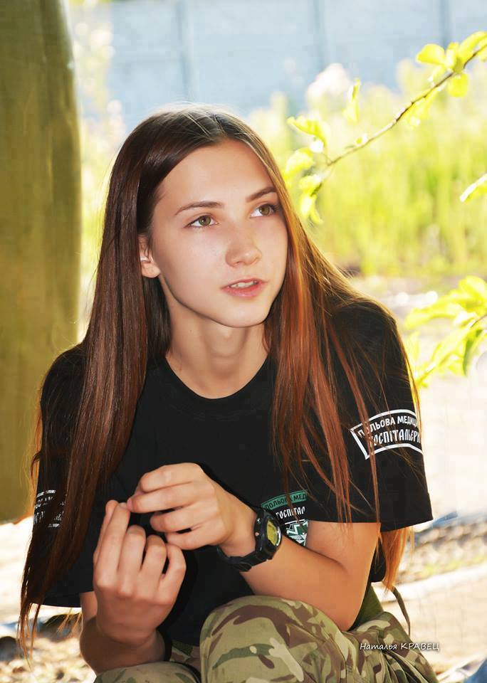 В мережі захопилися юною дівчиною, яка працює медиком в зоні АТО (фото)