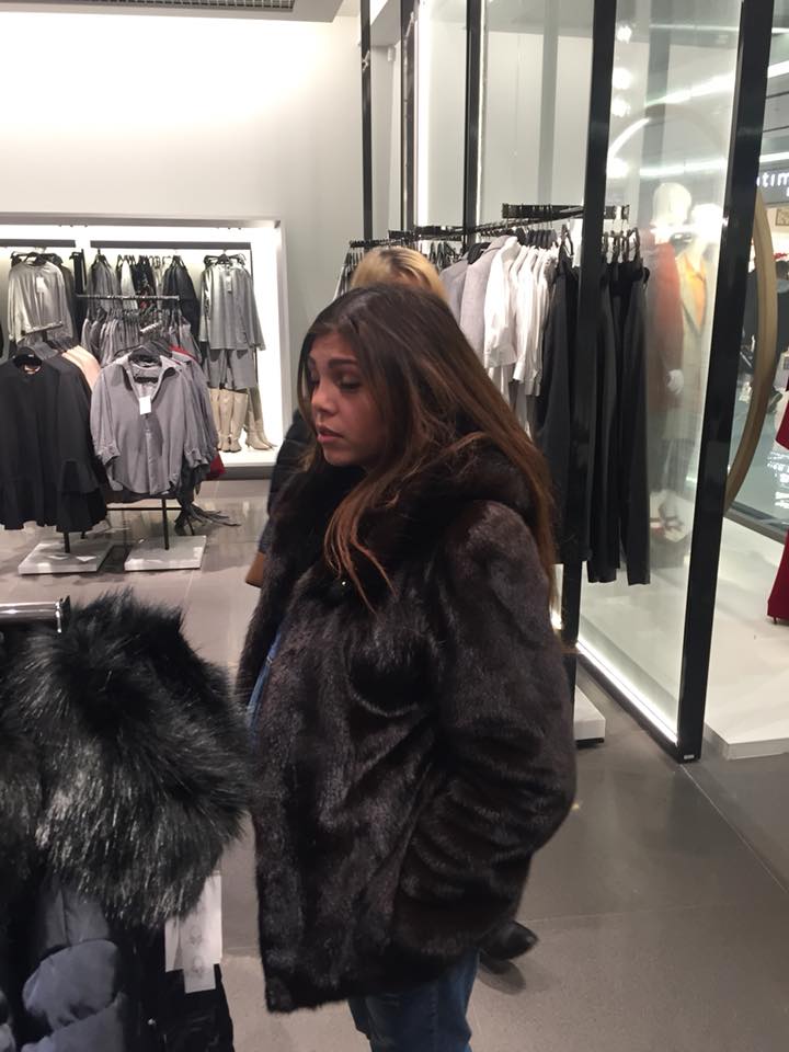 "Скоро машину покупать": в Киеве "засекли" "беременную" воровку в норковой шубе