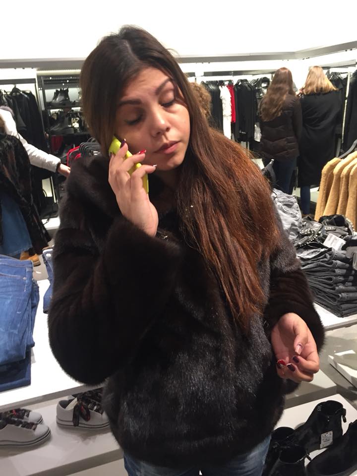 "Скоро машину покупать": в Киеве "засекли" "беременную" воровку в норковой шубе