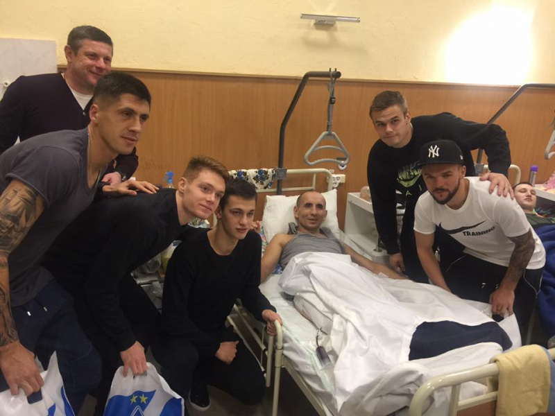 Игроки &quot;Динамо&quot; проведали в госпитале воинов АТО (фото)