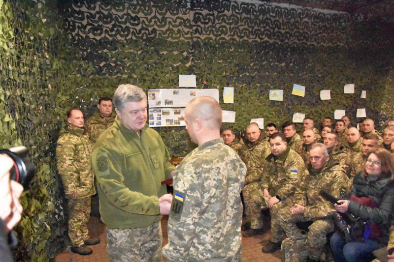 Порошенко вручив нагороди бійцям, які повертали українські села в Луганській області