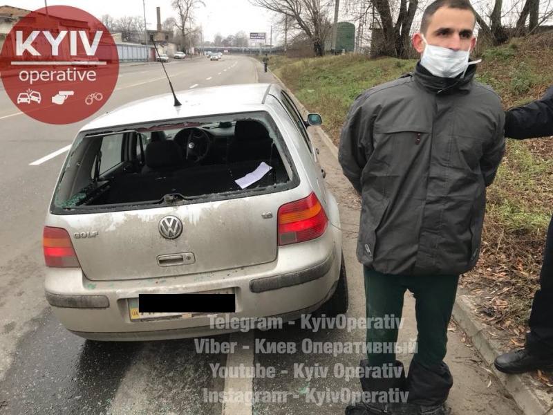 "Міцно вштирило": у Києві чоловік називав себе богом і плювався в поліцейських