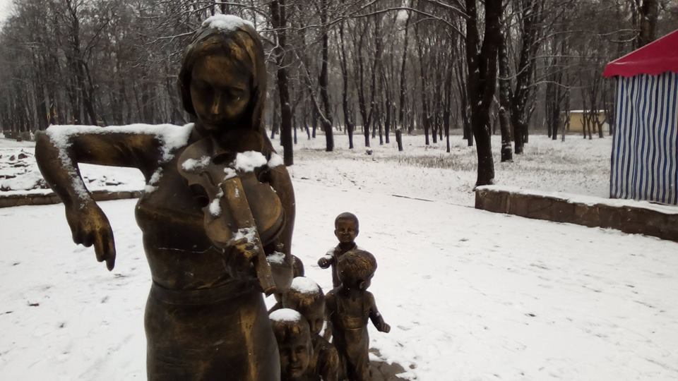 В Доброполье вандалы испортили памятник одиноким матерям