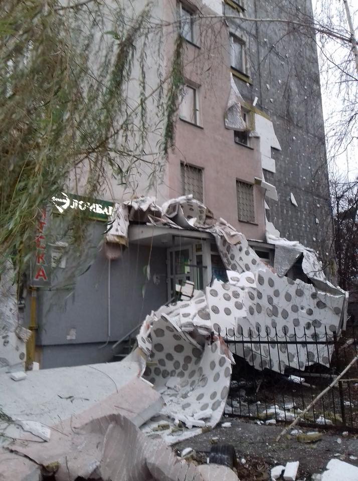 "На совість зроблено": у Києві з фасаду будинку обвалився утеплювач