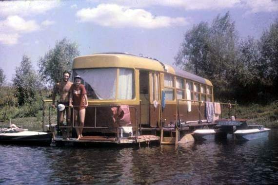 Житель Киевской области сделал из трамвайного вагона дачу на воде