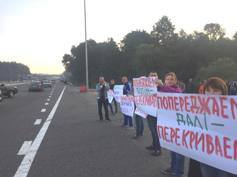 "Здесь гибнут люди: под Киевом протестующие перекрыли Одесскую трассу