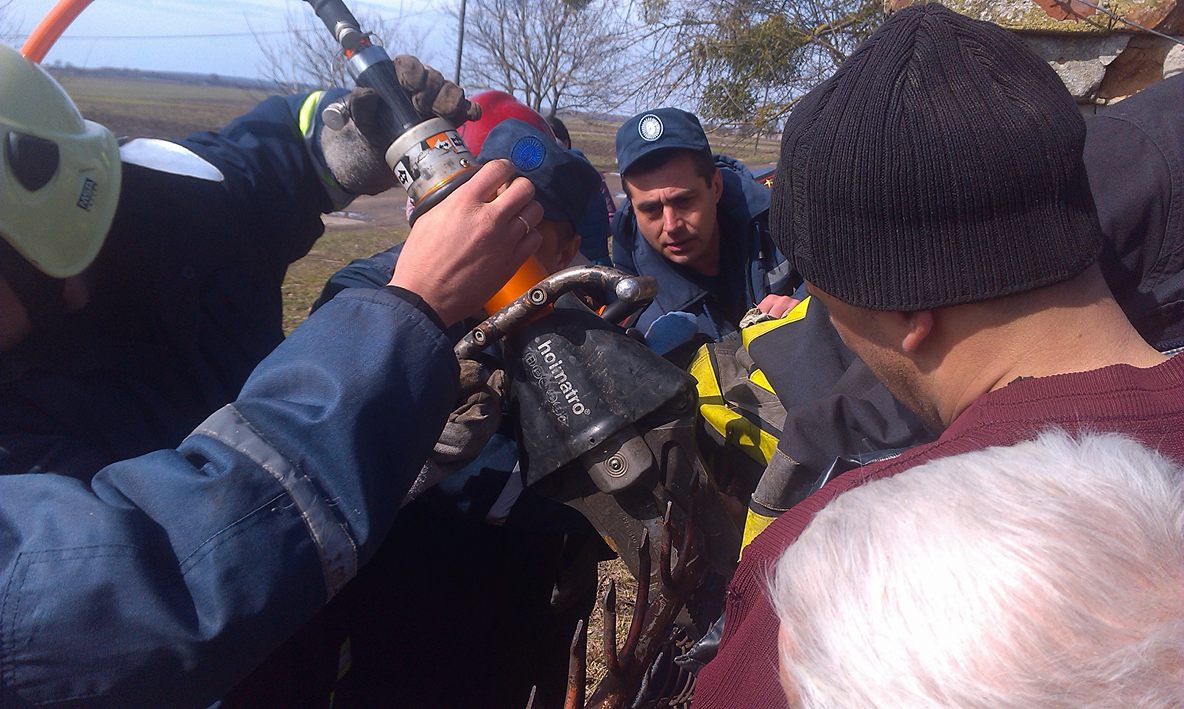 У Рівненській області дитина застрягла на паркані, проткнувши ногу арматурою (відео)