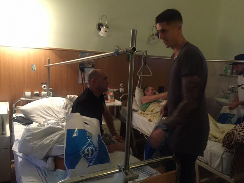 Игроки &quot;Динамо&quot; проведали в госпитале воинов АТО (фото)