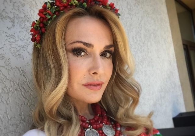 Настя Каменских, MONATIK и Надя Дорофеева рассказали, как относятся к караоке