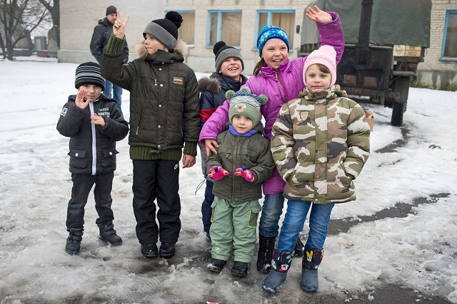 Справжні народні гуляння: бійці ЗСУ влаштували свято Масляної у прифронтовому місті