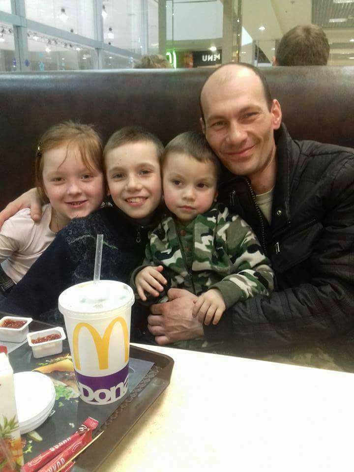 "Твой папа - герой": сеть тронул разговор АТОшника с сыном погибшего сослуживца