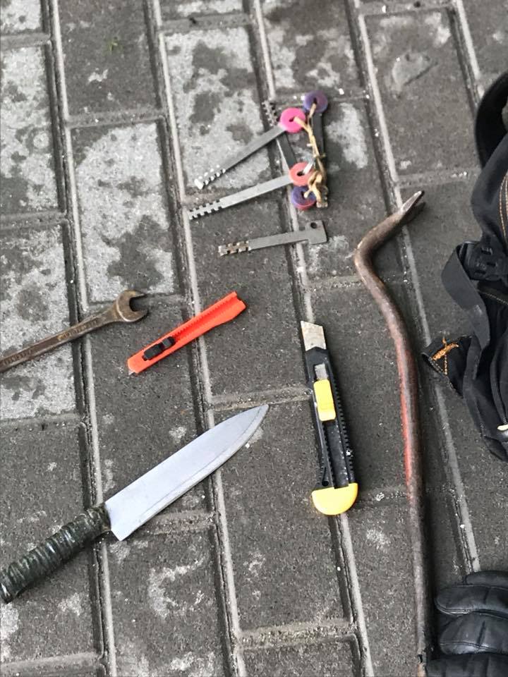 "Таких треба відразу знищувати": кияни впіймали підозрілого "персонажа" в під'їзді будинку