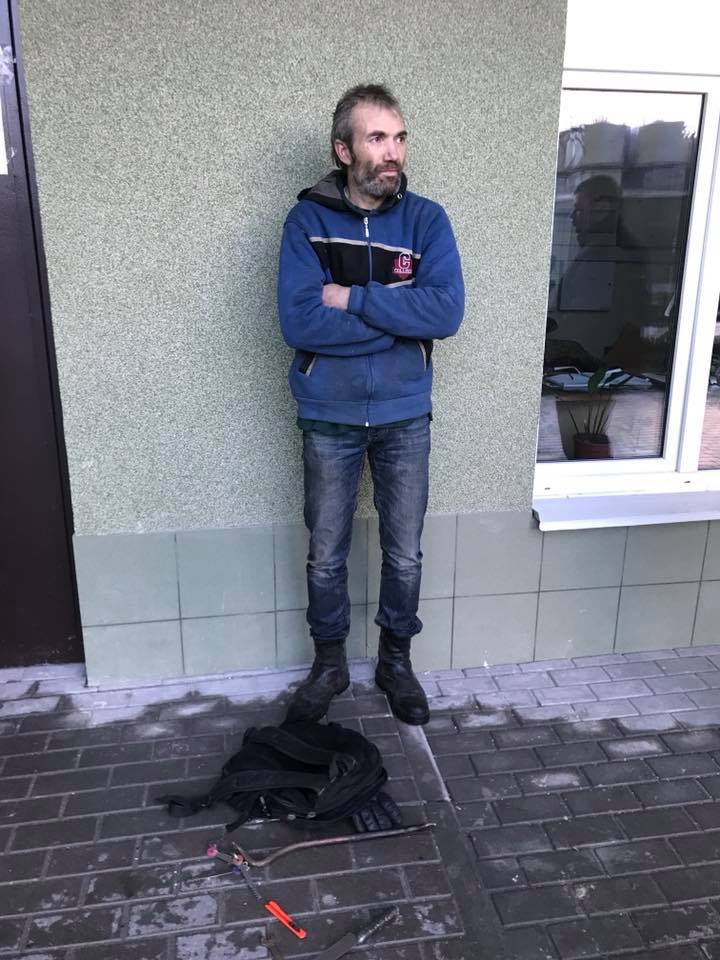 "Таких треба відразу знищувати": кияни впіймали підозрілого "персонажа" в під'їзді будинку