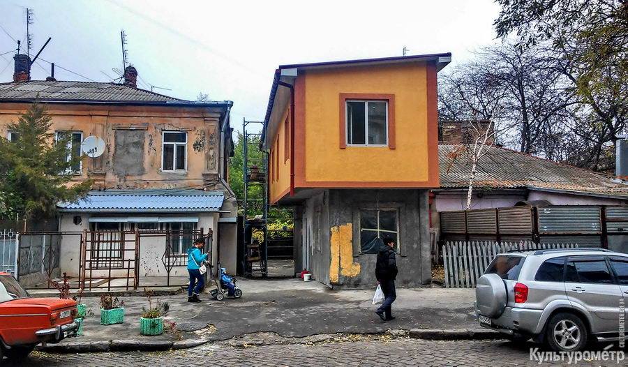 "Хатинка на курячих ніжках": мережа сколихнуло фото безглуздих будівель в Одесі (фото)