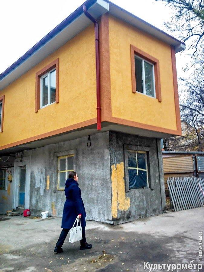 "Хатинка на курячих ніжках": мережа сколихнуло фото безглуздих будівель в Одесі (фото)