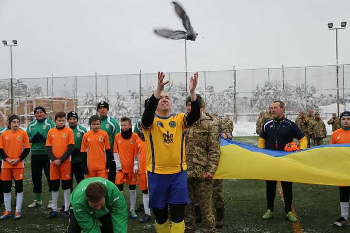 Во Львове ветераны "Карпат" сыграли матч с волонтерами и бойцами АТО (фото)