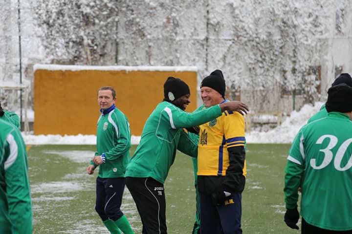 Во Львове ветераны "Карпат" сыграли матч с волонтерами и бойцами АТО (фото)