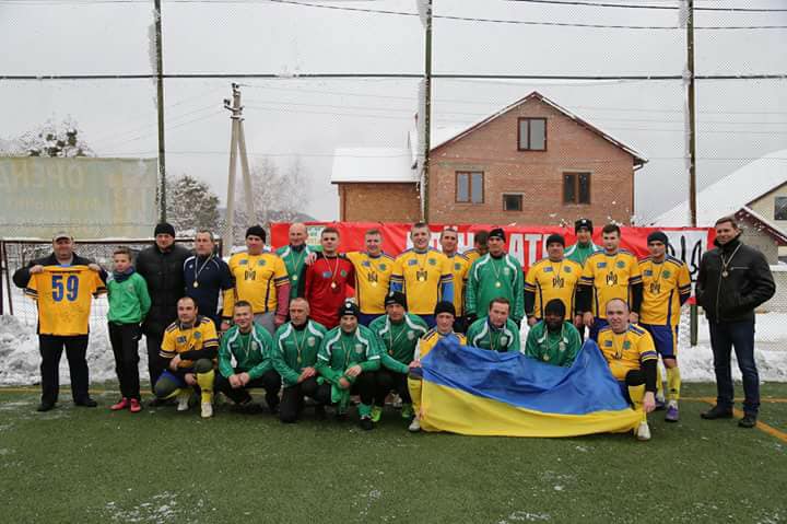 Во Львове ветераны "Карпат" сыграли матч с волонтерами и бойцами АТО (фото)