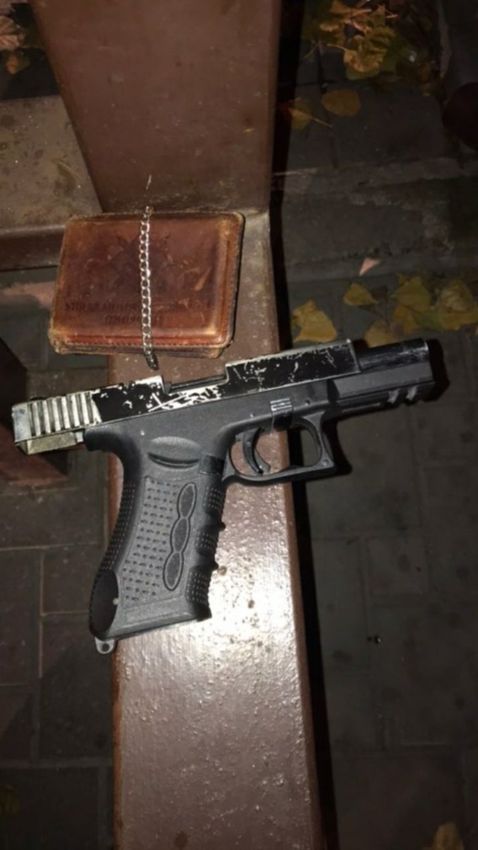 В Киеве мужчина разгуливал по улицам с пистолетом и пакетом наркотиков