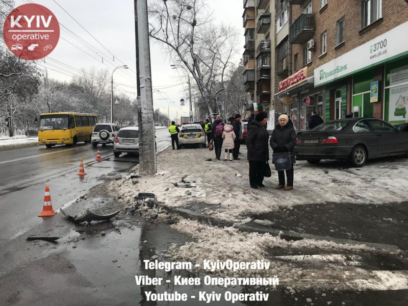 "Хотели без очереди": в Киеве возмутились водителем, который въехал в отделение банка (фото)